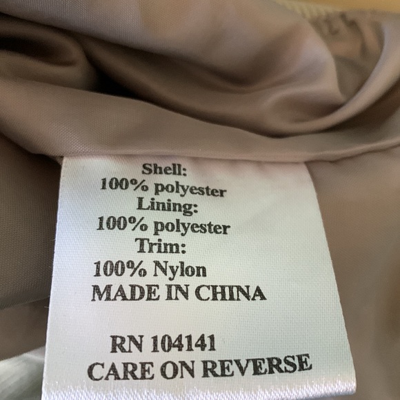 Mens nylon and polyester v-neck pullover. - Picture 5 of 6